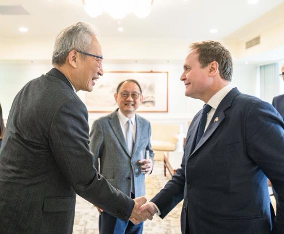 圖說一：外交部政務次長吳志中（左）歡迎英國前內政副大臣杜耿涵（Tom Tugendhat，右）下議員。