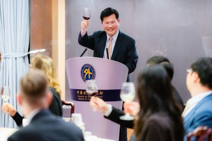 圖說一：外交部長林佳龍致詞並舉杯歡迎捷克前眾議院議長艾達莫娃（Markéta Pekarová Adamová）來訪。