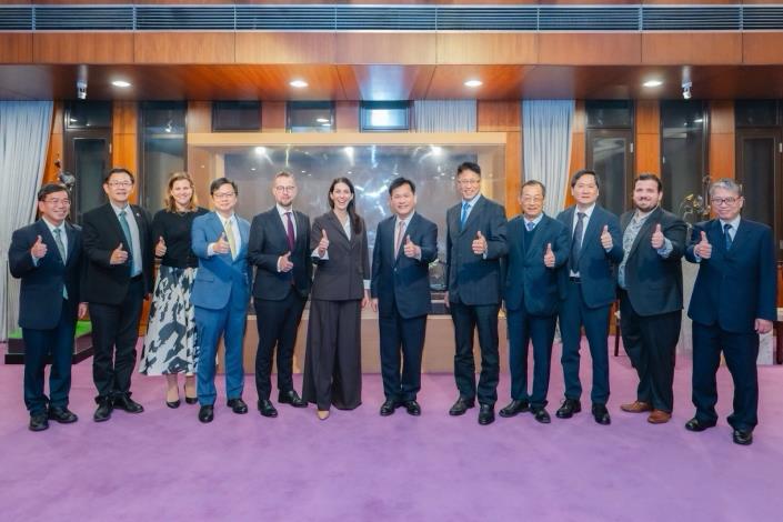 圖說三：外交部長林佳龍（右六）與捷克前眾議院議長艾達莫娃（Markéta Pekarová Adamová，左六）及與宴賓客合影。