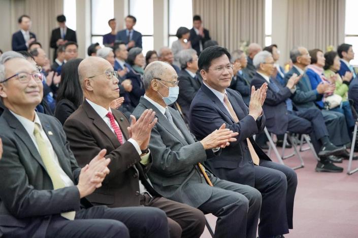 圖說五：多位退休部長親蒞簽約儀式現場見證（前部長李大維董事長，左二；前部長錢復董事長，左三）。