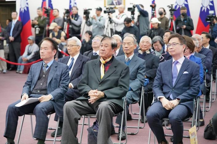 圖說六：多位退休部長親蒞簽約儀式現場見證（前部長陳唐山董事長，中；前部長黃志芳董事長，右）。