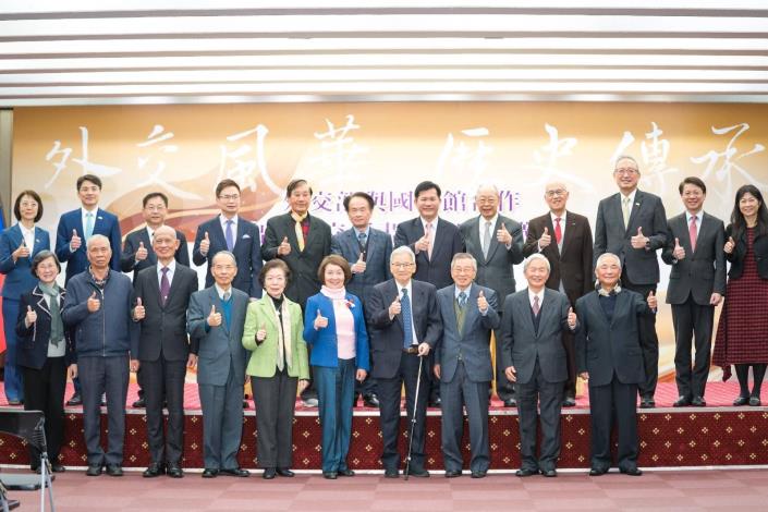 圖說七：外交部長林佳龍與出席貴賓及多位退休大使合影留念。