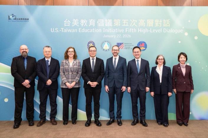 圖說一：「台美教育倡議」第五次高層對話與會代表合影。左起為AIT台北辦事處新聞組組長王競時（Arend Zwartjes）、教育部政務次長劉國偉、AIT台北辦事處副處長梁凱雯（Karin Lang）、外交部政務次長陳明祺、國務院副助卿孔如璞（Robert T. Koepcke）、國安會副秘書長趙怡翔、美國在台協會（AIT）執行理事藍鶯（Ingrid Larson）、及僑務委員會副委員長李妍慧等資深官員代表與會。