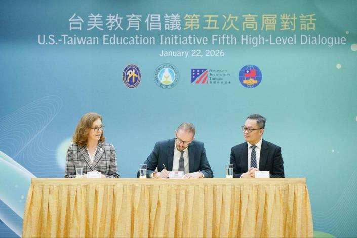 圖說三：國務院副助卿孔如璞（Robert T. Koepcke）於高層對話後，簽署國務院致「各州教育主管委員會」（CCSSO）函，鼓勵各州政府強化與我國教育合作。