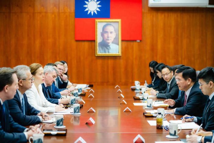 圖說二：外交部長林佳龍與美國智庫「德國馬歇爾基金會」（German Marshall Fund, GMF）跨大西洋訪問團成員交換意見。