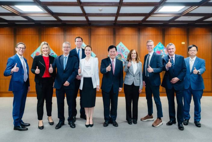 圖說一：外交部長林佳龍（左五）與美國智庫「德國馬歇爾基金會」（German Marshall Fund, GMF）跨大西洋訪問團成員合影。