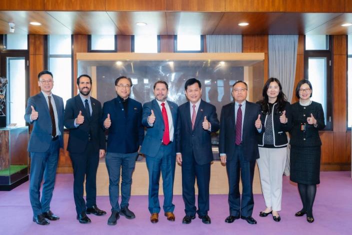 圖說四：外交部長林佳龍（右四）與美國聯邦參議員蓋耶哥（Ruben Gallego，左四）訪問團及我方陪賓合影。