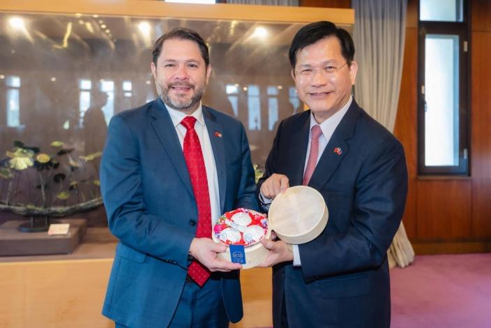 圖說三：外交部長林佳龍致贈美國聯邦參議員蓋耶哥（Ruben Gallego）台灣特色禮品。