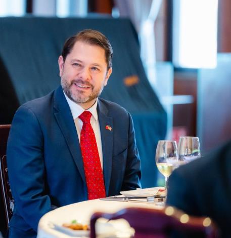 圖說二：美國聯邦參議員蓋耶哥（Ruben Gallego）聆聽外交部長林佳龍致詞。