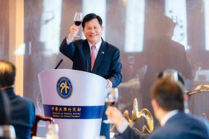 圖說一：外交部長林佳龍於午宴致詞並舉杯歡迎美國聯邦參議員蓋耶哥（Ruben Gallego）訪問團。