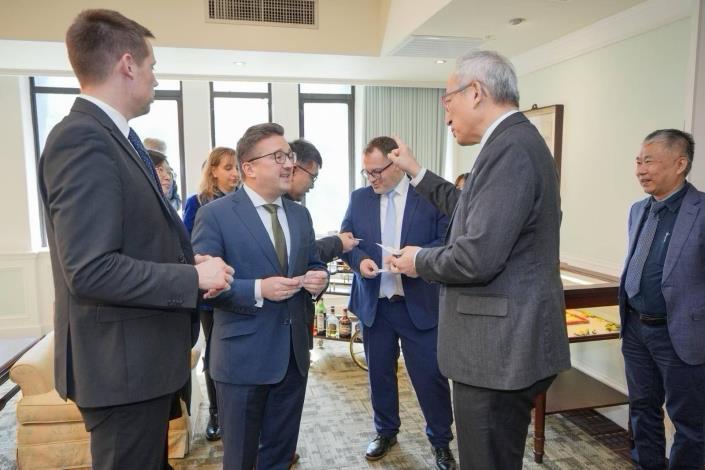 圖說一：外交部政務次長吳志中（右二）歡迎柯博（Carsten Körber）議員（左二）。
