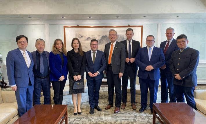 圖說三： 外交部政務次長吳志中（右五）與德國薩克森邦國會議員合影。