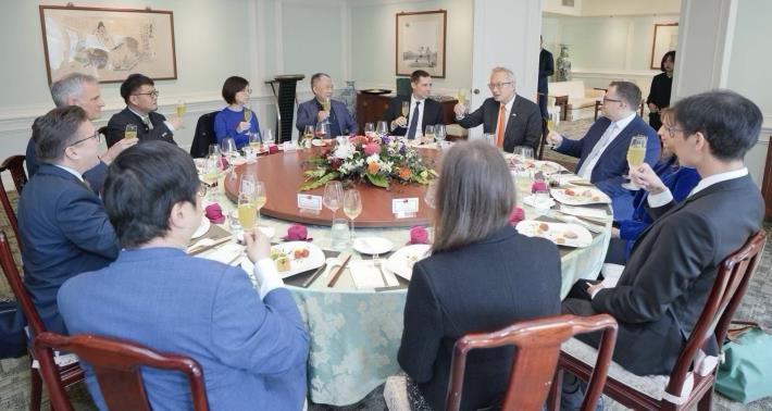 圖說二：外交部政務次長吳志中款宴德國薩克森邦訪團。