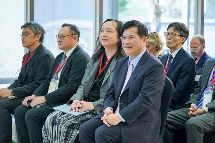 圖說一：外交部長林佳龍（右一）、無任所大使唐鳳（右二）、高雄市副市長李懷仁（左一）及台中市副市長鄭照新（左二）。