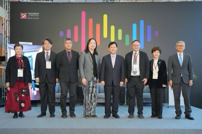 圖說三：外交部長林佳龍（右四）與無任所大使唐鳳（左四）、高雄市副市長李懷仁（左三）、台中市副市長鄭照新（右三）及臺灣民主基金會執行長廖達琪（右二）、副執行長李光章（右一）、副執行長盧業中（左二）、副執行長鄭純宜（左一）合影。