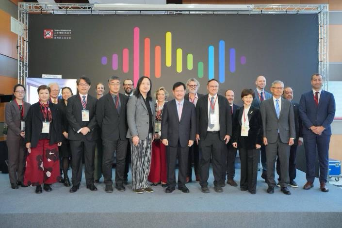 圖說四：外交部長林佳龍與本次國際論壇與談人及訪貴賓等合影。