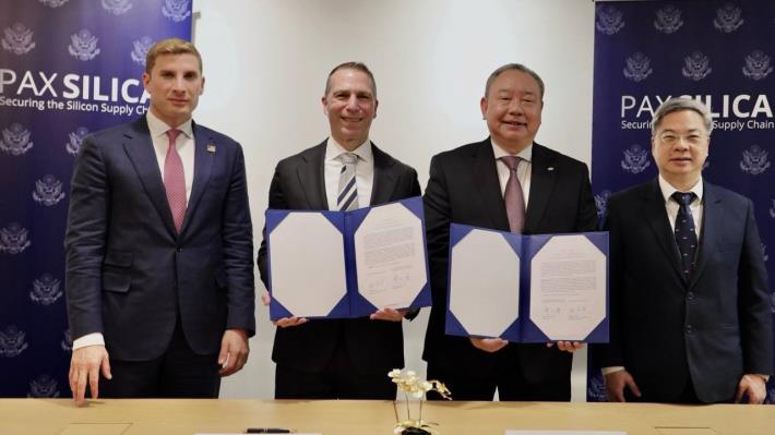 圖說一：台美雙方簽署「矽盛世宣言及台美經濟安全合作聯合聲明」，經濟部長龔明鑫（右一）與美國國務院經濟事務次卿Jacob Helberg（左一）見證。