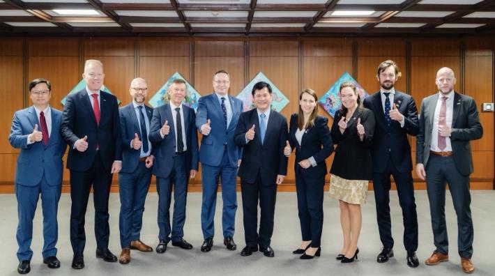 圖說一：外交部長林佳龍（右五）與中北歐國家國會議員訪問團合影。