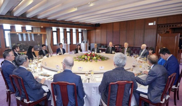 圖說三：外交部政務次長吳志中午宴中北歐國家國會議員訪問團。