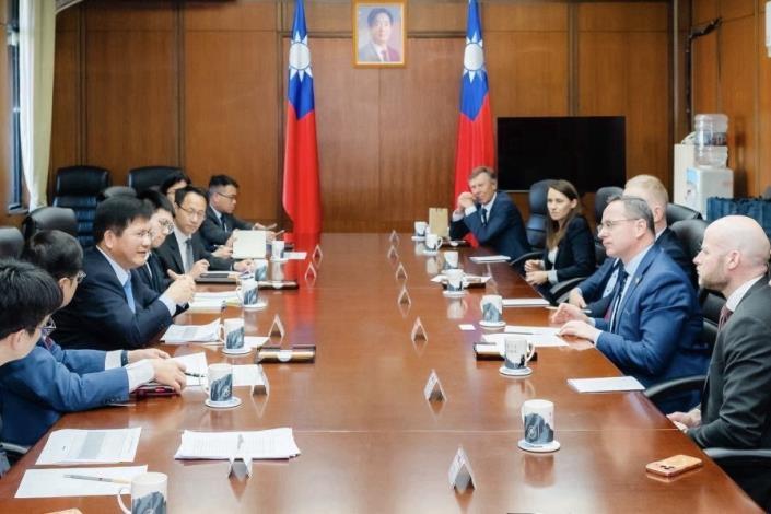 圖說二：外交部長林佳龍與中北歐國家國會議員訪問團交換意見。