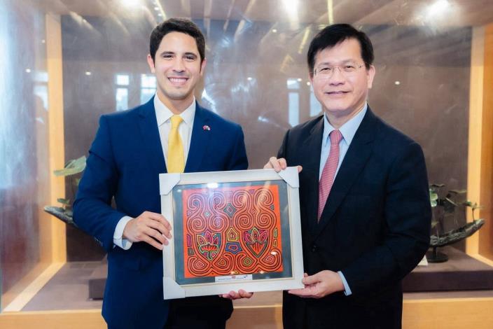 圖說一：巴拿馬國會議員兼「對中政策跨國議會聯盟」（IPAC）執行秘書培瑞茲（José Antonio Pérez，左）致贈外交部長林佳龍（右）巴國特色紀念品。