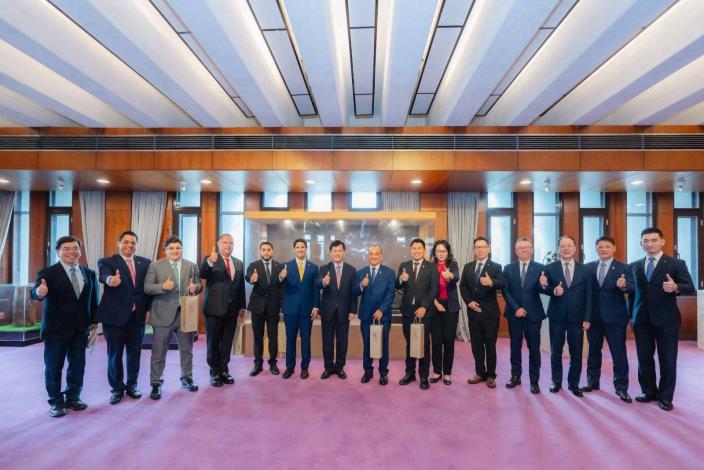 圖說二：外交部長林佳龍（左七）與巴拿馬國會議員兼「對中政策跨國議會聯盟」（IPAC）執行秘書培瑞茲（José Antonio Pérez ，左六）、訪問團成員及與會貴賓合影。