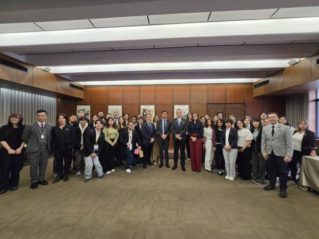 圖說三：外交部政務次長吳志中與冬季學校師生合影。