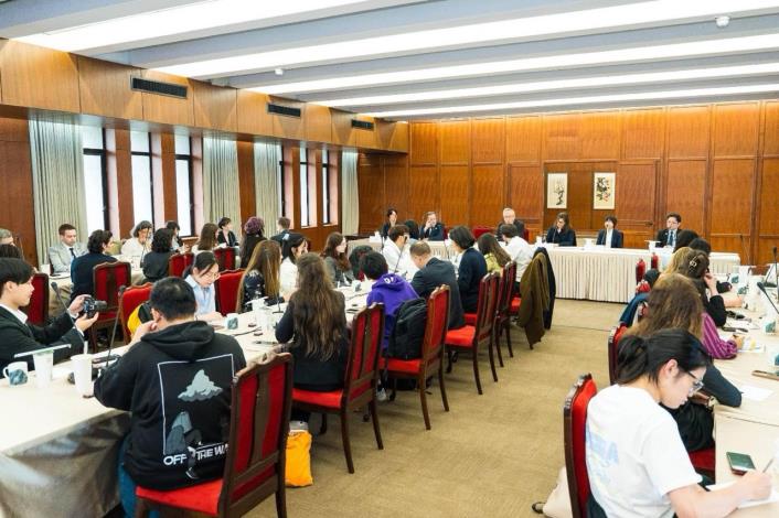 圖說二：外交部政務次長吳志中與冬季學校師生座談交流。