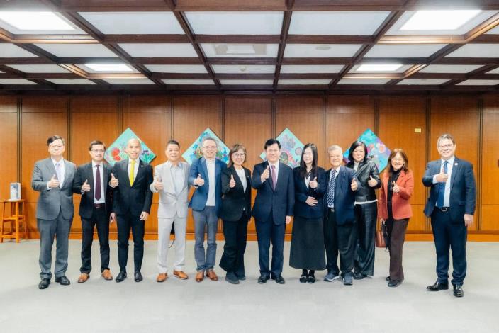 圖説一：外交部長林佳龍（右六）與「歐洲臺灣商會聯合總會回國訪問團」一行合影。