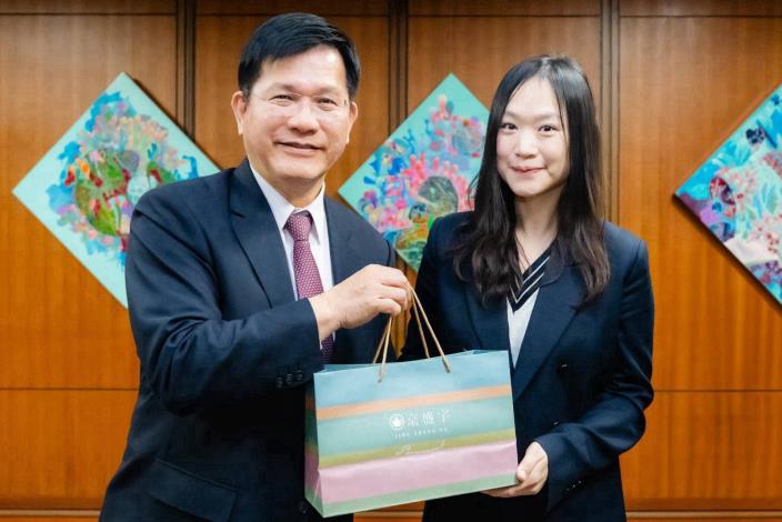 圖説二：外交部長林佳龍致贈「歐洲臺灣商會聯合總會」總會長李欣恬台灣精品茶葉禮盒。