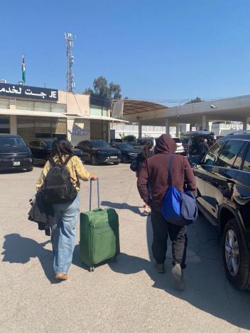 圖說一：我國人自以色列撤離並抵達約旦關口。