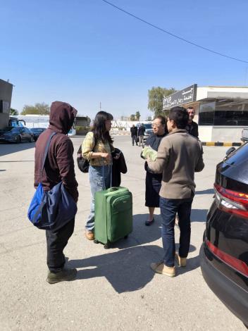 圖說二：我國人（左一、二）抵達約旦邊界。