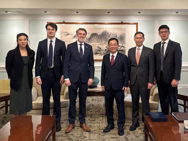 圖說：外交部常務次長葛葆萱（右三）與梅斯資深官員（Casey Mace，左三）等人合影。