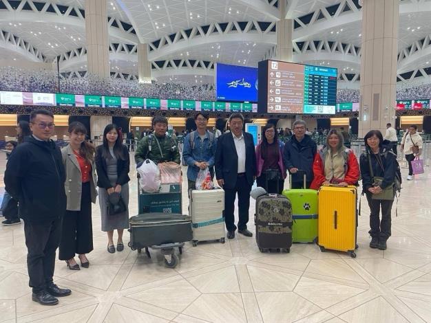 圖說：我國駐沙烏地阿拉伯代表張治平（右五）偕同仁赴利雅德機場迎接旅卡達國人。