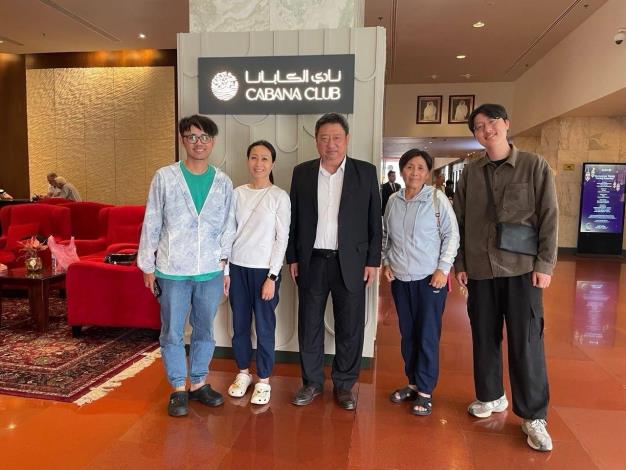 圖說一：駐沙烏地阿拉伯代表處代表張治平（中）與我國4名滯留於卡達Radisson Blu飯店之國人合影留念，關心其目前在卡達之狀況，並了解相關需求。