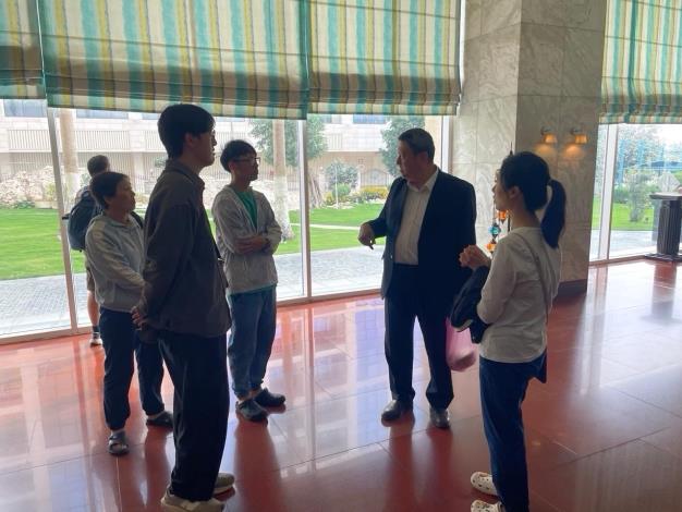 圖說二：駐沙烏地阿拉伯代表處代表張治平（右二）瞭解我國人暫居旅館之生活狀況及相關需求。