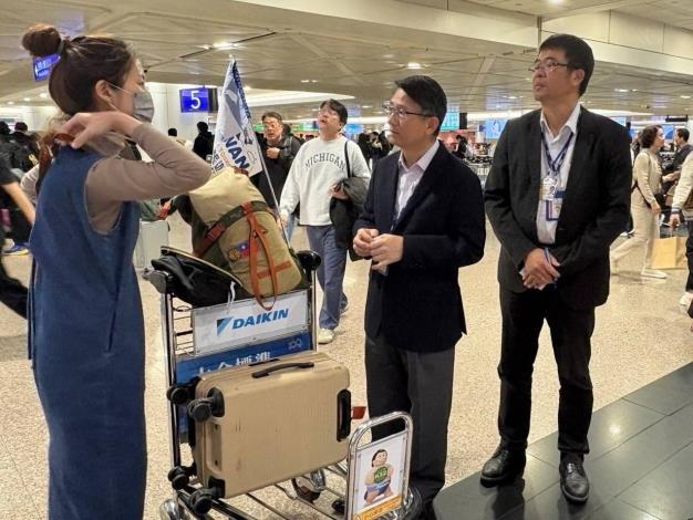 圖說三：外交部領事事務局桃園機場辦事處主任李盈興（右二）偕同仁代表政府向平安返台國人表達慰問及關懷之意。
