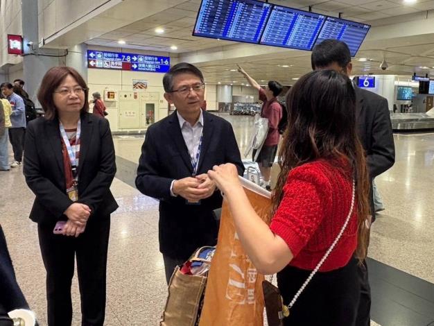 圖說二：外交部領事事務局桃園機場辦事處主任李盈興（左二）偕同仁代表政府向平安返台國人表達慰問及關懷之意。