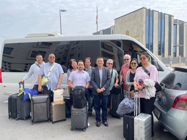 圖說一：駐杜拜辦事處總領事陳俊吉（右五）代表我國政府向11名國人及眷屬表達慰問及關懷之意，並預祝旅途平安順利。