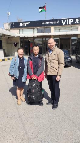 圖說二：駐以色列代表處秘書林芝（左一）協助國人自以色列赴約旦，並由駐約旦代表處代表楊心怡（右一）接續協助國人自約旦搭機離境。