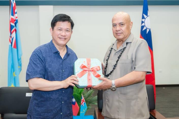 圖說六：我國總統特使外交部長林佳龍（左一）會晤吐瓦魯國總理戴斐立（Feleti Teo，右一）及內閣部長。