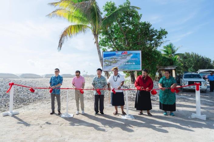 圖說二：我國總統特使外交部長林佳龍（左三）與吐瓦魯國內政部長塔利亞（Maina Talia，右三）出席「台灣-吐瓦魯海岸調適計畫」竣工暨開幕典禮。