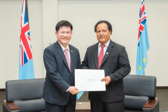 圖說一：我國總統特使外交部長林佳龍（左一）向吐瓦魯國代理總督皮塔（Afelee Pita，右一）呈遞國書。