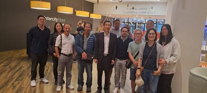圖說二：駐阿曼代表處代表牟華瑋大使（左五）及駐杜拜辦事處秘書柴介修（左一）代表我國政府向抵埠之國人及眷屬表達慰問及關懷之意。