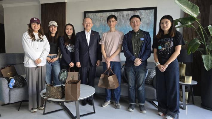 圖說一：駐巴林代表處代表陳龍錦大使（右四）向旅巴國人表達慰問及關懷之意。駐處並協助其中三名有意離境國人搭乘專車赴沙烏地阿拉伯首都利雅德。