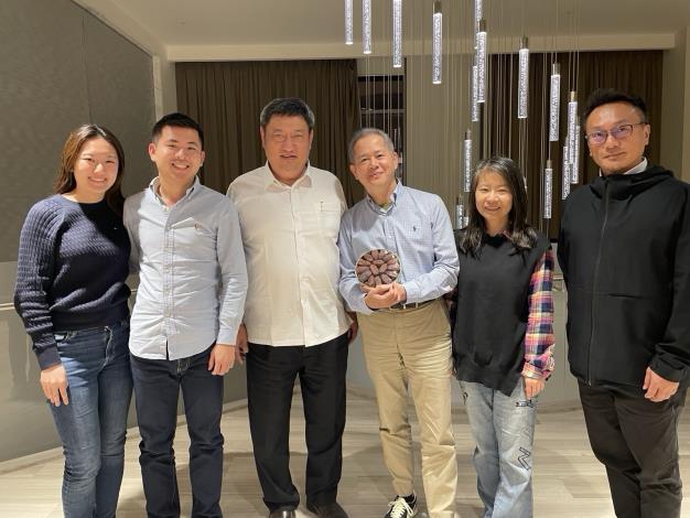 圖說一：駐沙烏地阿拉伯代表張治平（左三）偕同仁探視滯留卡達國人。