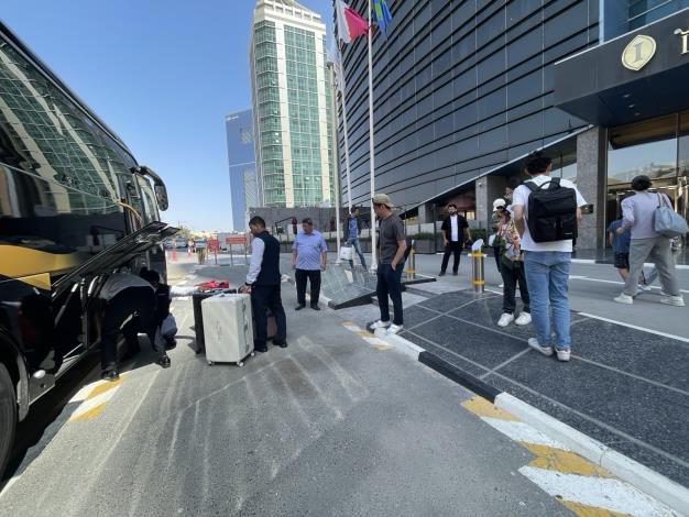 圖說二：駐沙烏地阿拉伯代表張治平（左二）協助滯留卡達國人及眷屬搭乘巴士前往利雅德。