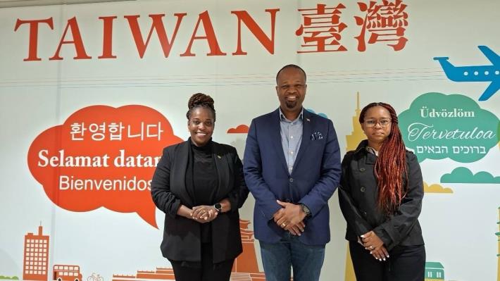圖說：聖克里斯多福及尼維斯聯邦工程部長梅納（Konris Maynard，中）、永續發展暨環境部長柯拉克（Joyelle Clarke，左）及環境及氣候行動暨公民賦權部次長樂凡（Colincia Levine，右）等抵台訪問。
