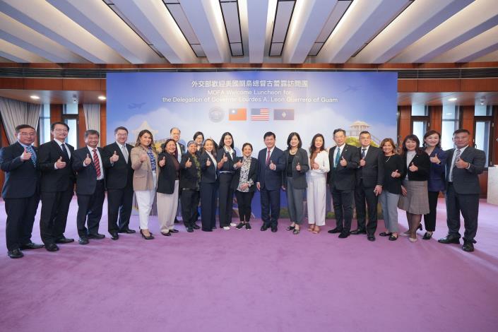 圖說四：外交部長林佳龍（右九）與美國關島總督古蕾露（Lourdes A. Leon Guerrero，左十二）訪問團等與會貴賓合影。