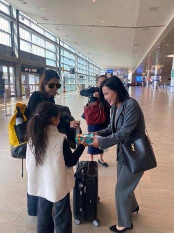 圖說：駐以色列代表處代表李雅萍大使（右一）赴機場送機離以國人母女，並致贈巧克力點心慰問。
